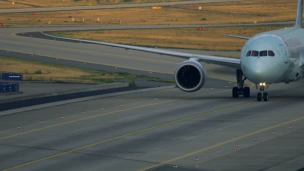 Air Canada boeing 787 Dreamliner Taxiing — Stockvideo