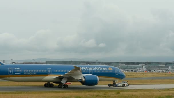 Vietnam Airlines Boeing 787 Dreamliner remolcado en el aeropuerto de Frankfurt Am Main — Vídeo de stock