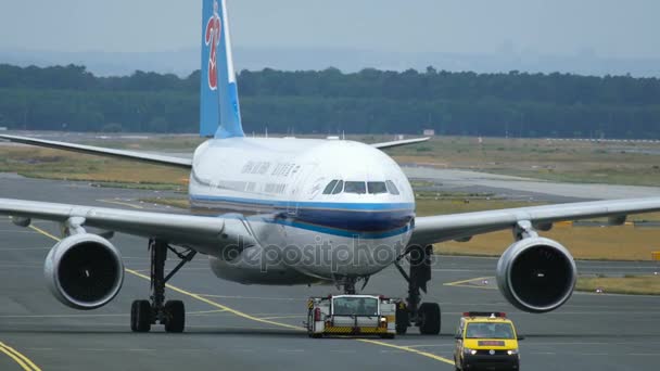 China Southern Boeing 777 est remorqué à l'aéroport de Francfort-sur-le-Main — Video