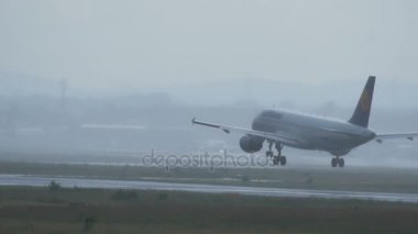 Airbus A320 yağmur açılış
