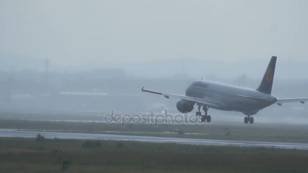 비를 통해 상륙 하는 어 버스 A320 — 비디오