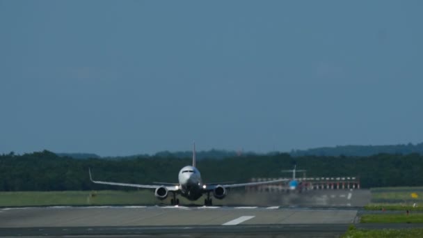 Літак з двома двигунами злітає — стокове відео