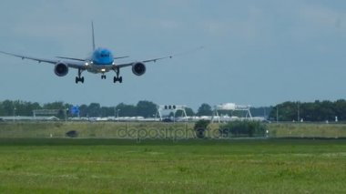 Boeing 787 Dreamliner havaalanında yaklaşıyor
