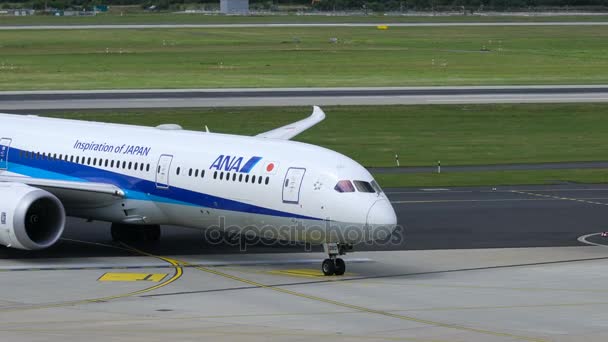 Todos Nippon Airways Boeing 787 en el aeropuerto de Dusseldorf — Vídeos de Stock