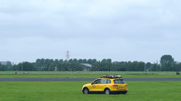 Empleados del aeropuerto asustando pájaros en el aeropuerto de Schiphol — Vídeo de stock