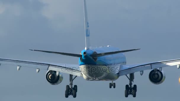 KLM Boeing 777 anländer till Schiphol flygplats — Stockvideo