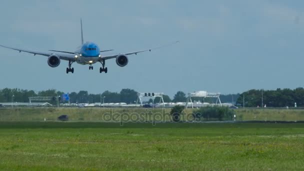 Boeing 787 Dreamliner πλησιάζει στο αεροδρόμιο — Αρχείο Βίντεο