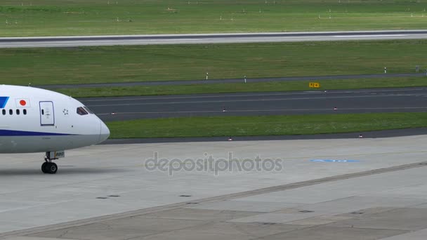 Todo Nippon Airways Boeing 787 taxiing en el aeropuerto de Dusseldorf — Vídeos de Stock