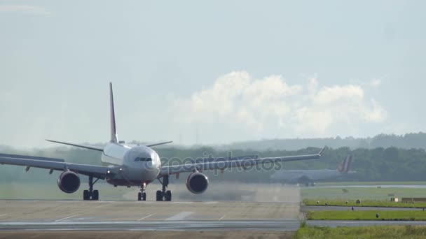 Airberlin Airbus A330 aangekomen op Düsseldorf International Airport — Stockvideo