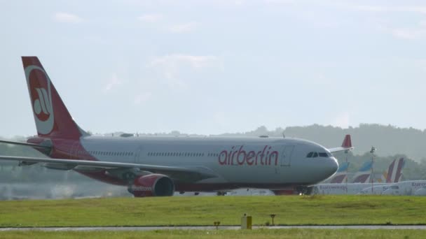 Airberlin Airbus A330 руління над аеродромом — стокове відео