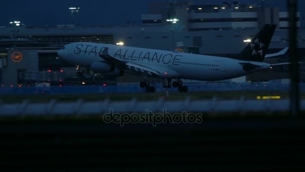 Airbus A340 närmar sig till flygplatsen på tidigt på morgonen — Stockvideo