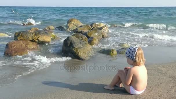 小女孩看着海洋 — 图库视频影像