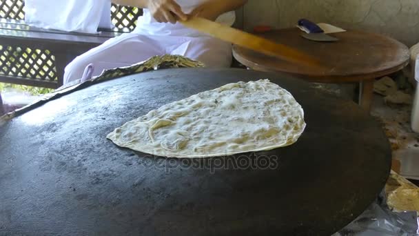 Cocinar prepara pan plano en la sartén — Vídeos de Stock