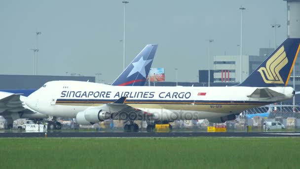 Se remolca a Singapore Airlines Cargo Boeing 747 Jumbojet — Vídeo de stock