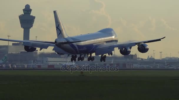 Boeing 747 of AirBridge Cargo landing at sunset — Stock Video