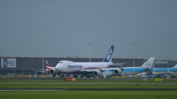 Nippon Carga Boeing 747 no aeroporto de Schiphol — Vídeo de Stock