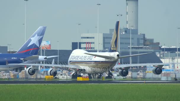 Singapore Airlines Cargo Boeing 747 Jumbojet diderek — Stok Video