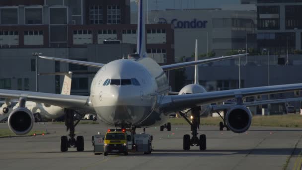 Airbus A340 permanecer en remolque — Vídeo de stock