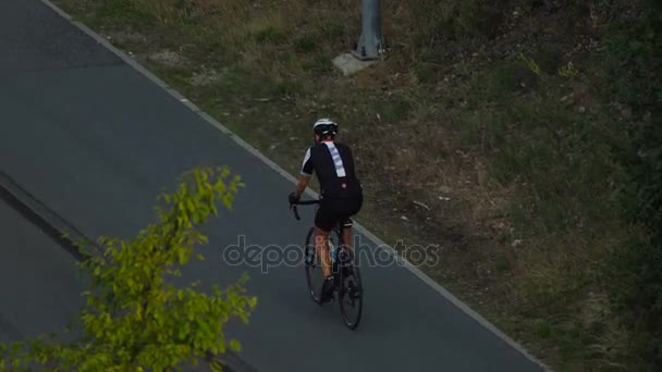 Cyklista na prázdné silnici šlapat — Stock video