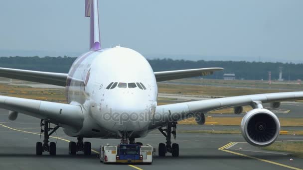 エアバス A380 スーパー ジャンボ機を牽引します。 — ストック動画