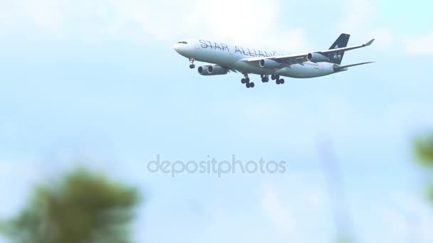 Airbus A340 è stato avvicinato all'aeroporto — Video Stock