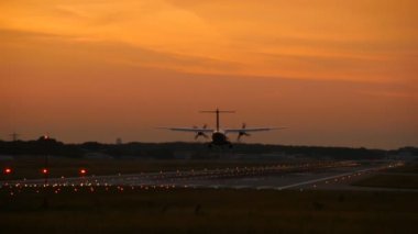 İkiz motor turboprop uçak iniş güneş doğarken