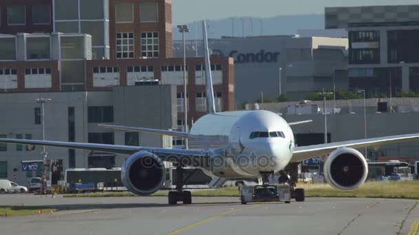 Cathay Pacific Boeing 777 на буксировке — стоковое видео