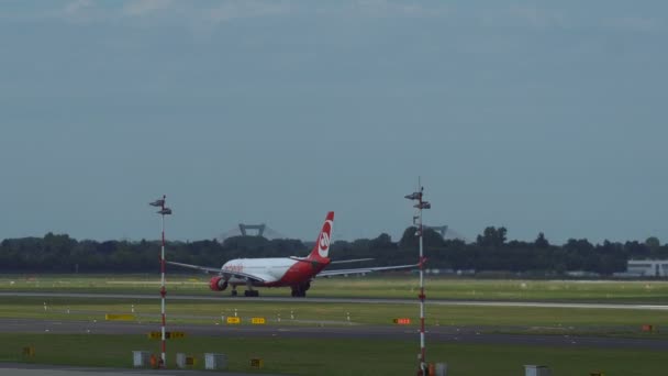 Airberlin 空中客车 A330 D-阿尔卑斯起飞 — 图库视频影像