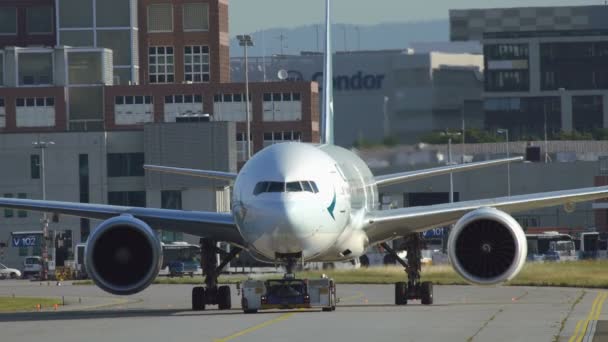 Cathay Pacific Boeing 777 remolcando — Vídeos de Stock