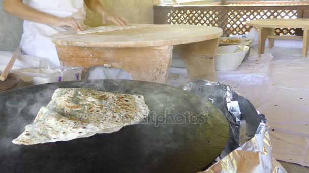 Процес приготування плоского хліба — стокове відео