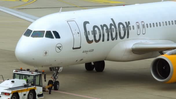 Airbus A320 sendo reboque no Aeroporto de Dusseldorf — Vídeo de Stock