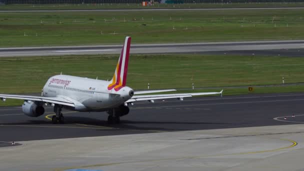 Airbus A320 van Germanwings Airlines taxiën vanaf terminal — Stockvideo