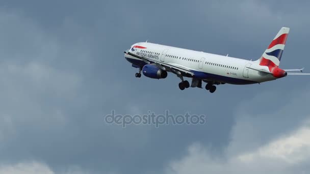Airbus A321-231 da British Airways voa para longe no céu — Vídeo de Stock