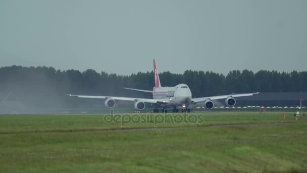 Boeing 747 delle compagnie aeree Cargolux prima del decollo — Video Stock