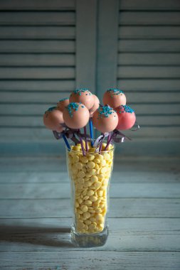 Pembe pasta mor kurdele ile açılır 