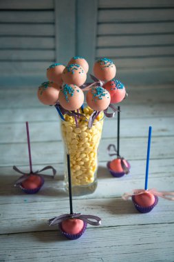 Mavi köpüklü ile pasta çıkar