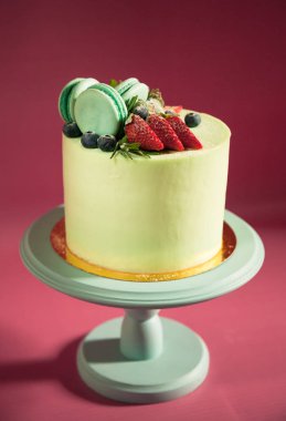 Böğürtlen ve badem kurabiyeleriyle süslenmiş pasta.