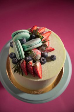 Böğürtlen ve badem kurabiyeleriyle süslenmiş pasta.