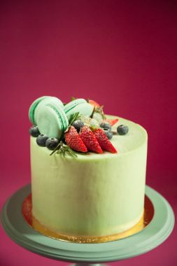 Güzel pasta ve macaroons ve çilek ile dekore edilmiş