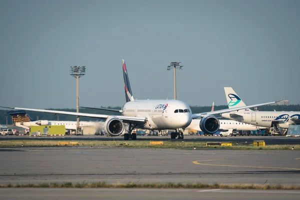 Latam Boeing 787 pist başında