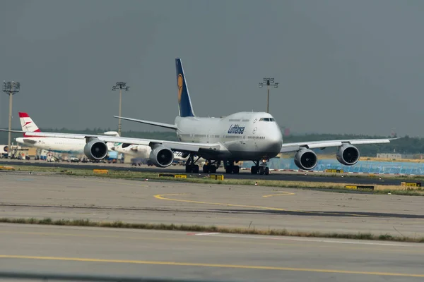 Boeing 747 av Lufthansa Airlines på landningsbanan — Stockfoto