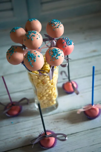 Mavi köpüklü ile pasta çıkar