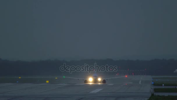 Boeing 737 beschleunigt und hebt am frühen Morgen ab — Stockvideo