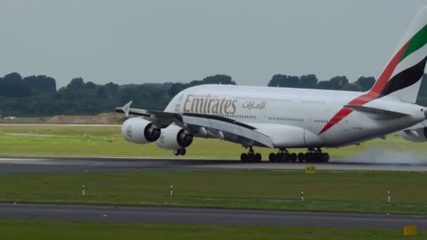 Airbus A380 der Emirate landet — Stockvideo