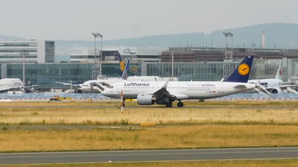 Airbus A320 Neo taxning i Frankfurt am Main flygplats — Stockvideo