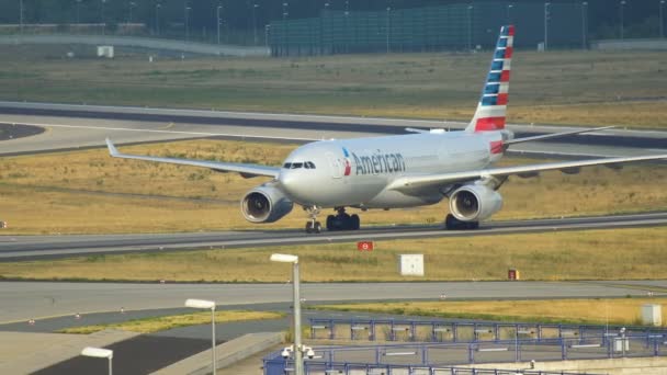 American Airlines Airbus A330 taxiing i Frankfurt am Main lufthavn – Stock-video