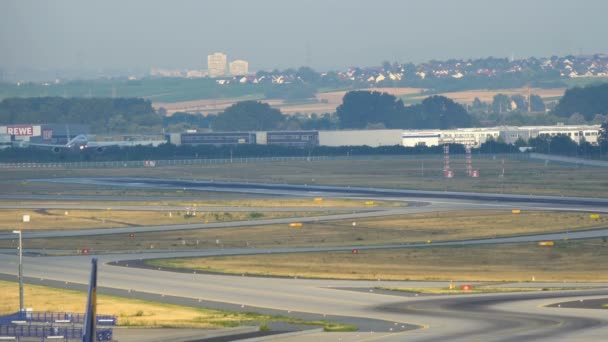 American Airlines Airbus A330 lądowania na lotnisku we Frankfurcie nad Menem — Wideo stockowe