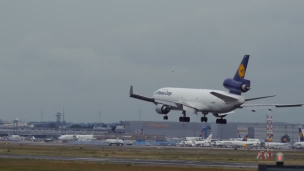 Lufthansa φορτίου Mcdonnell Douglas Md-11 που φθάνουν — Αρχείο Βίντεο