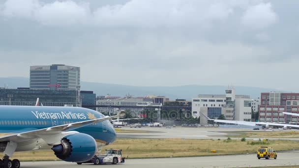 Vietnam Airlines Boeing 787 Dreamliner is vontatását, Frankfurt Am Main repülőtéren — Stock videók