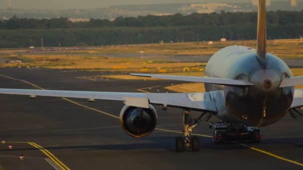 Avión es remolcado en el pintoresco atardecer — Vídeos de Stock